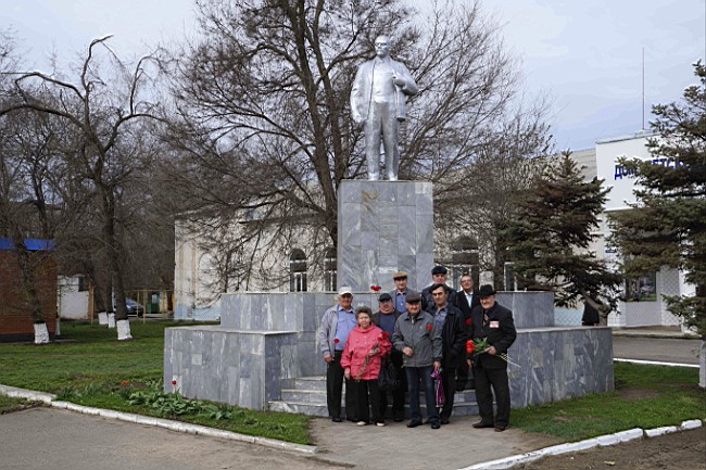 Погода в п зимовники ростовская область. Харпова Зимовники. Памятники в поселке Зимовники. Зимовники Ростовская область памятники. Зимовники мемориал.